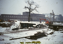 20673 Gezicht op de resten van de Molenbrug over de Stadsbuitengracht te Utrecht in de sneeuw tijdens de afbraak; op de ...